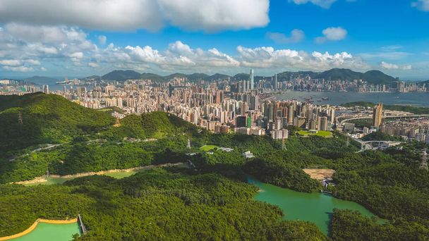 Armonía de paisajes urbanos y naturales en Hong Kong 8 de julio de 2023 - Foto, imagen