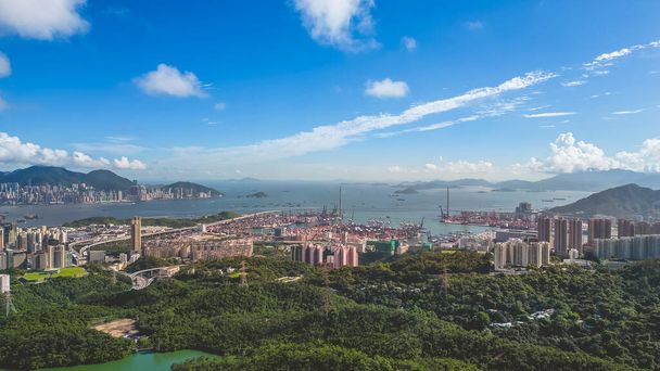 Harmonia krajobrazów miejskich i naturalnych w Hongkongu 8 lipca 2023 - Zdjęcie, obraz