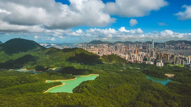 Armonía de paisajes urbanos y naturales en Hong Kong 8 de julio de 2023 - Foto, Imagen