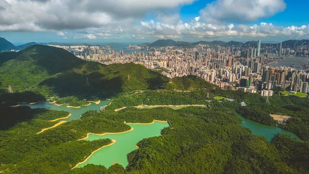 Гармония городских и природных ландшафтов Гонконга 8 июля 2023 года - Фото, изображение