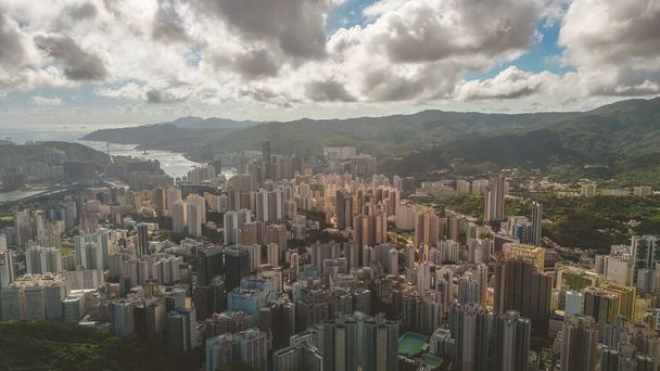 A városi és természeti tájak harmóniája Hongkongban 2023. július 8. - Fotó, kép