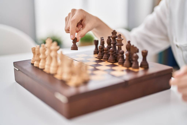 Jovem mulher jogando xadrez em casa - Foto, Imagem