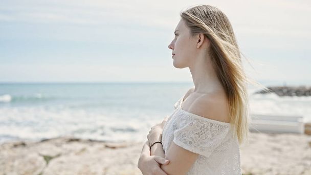 Młoda blondynka turystka przytula się na plaży - Zdjęcie, obraz