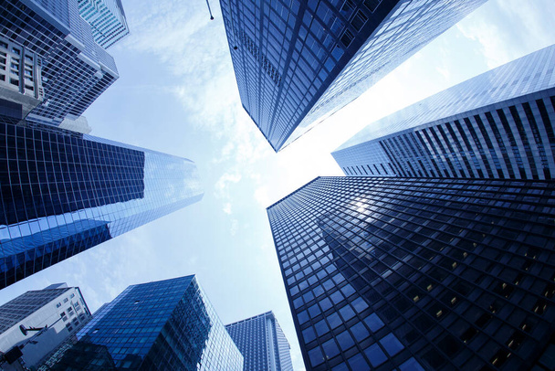 Нью-Йорк. Відбиваючі хмарочоси бізнес офісних будівель. Вид знизу на великий сучасний міський міський пейзаж. Фінансовий район - Фото, зображення
