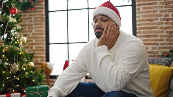 Αφροαμερικανός γιορτάζει τα Χριστούγεννα με λυπητερή έκφραση στο σπίτι - Φωτογραφία, εικόνα
