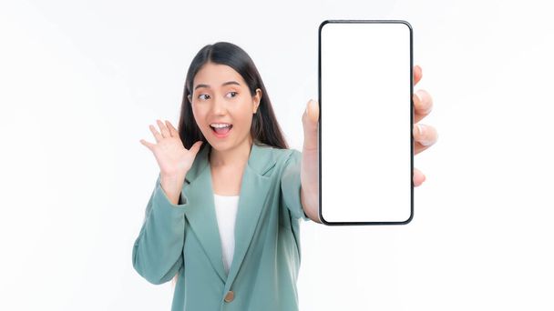 belle jeune femme asiatique, Excité fille surprise montrant téléphone intelligent avec écran blanc, écran blanc pour Mobile App Publicité isolé sur fond blanc, écran de téléphone intelligent Mock Up Image - Photo, image