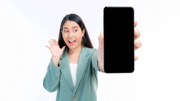 gyönyörű ázsiai fiatal nő, Izgalmas meglepett lány mutatja okos telefon üres képernyőn, fekete képernyő Mobile App hirdetés elszigetelt fehér háttér, okos telefon kijelző Mock Up Image - Fotó, kép