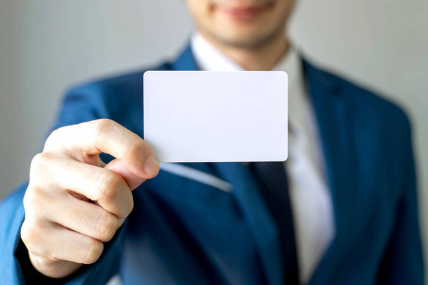 üzletember üres névjegykártyával vagy névkártyával - üzleti koncepció - Fotó, kép