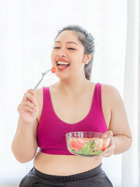 Kilolu Asyalı tombul kadın, şişman kadın, şişman kız, tombul, sebze salatası yiyen - yaşam tarzı kadın diyet zayıflama aşırı kilo verme sorunu kavramı - Fotoğraf, Görsel