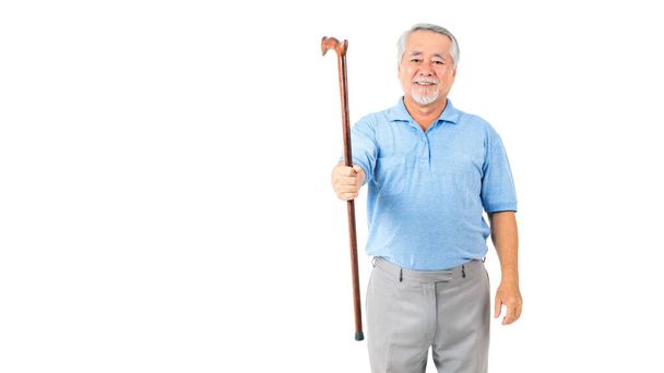 Portrait Asiatique homme âgé, vieil homme, se sentent heureux bonne santé tenant un bâton de marche isolé sur fond blanc - style de vie senior concept masculin - Photo, image