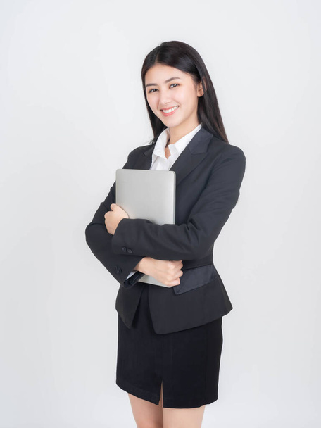 portré egy üzletasszony, gyönyörű ázsiai lány gazdaság laptop számítógép elszigetelt fehér háttér, életmód üzleti emberek koncepció - Fotó, kép