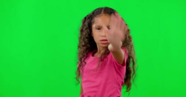 Stop hand, kinderportret en groen scherm met woede en geen emoji teken. Kinderen, open palm en protest zich boos voelen met waarschuwing met kind doen afwijzing, verdediging en weigeren hand gebaar van meisje. - Video