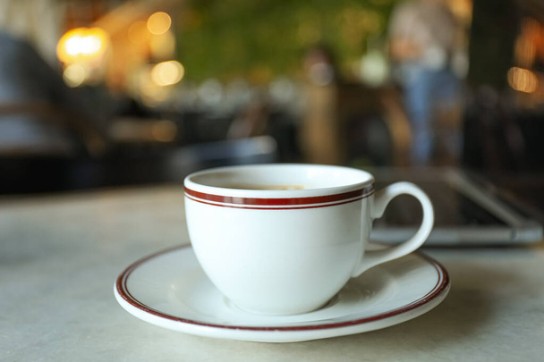 una taza de café en una mesa en un café - Foto, Imagen