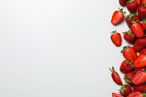 Солодкі та свіжі літні фрукти - смачна полуниця - Фото, зображення