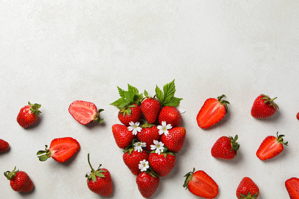 Γλυκά και φρέσκα φρούτα του καλοκαιριού - νόστιμη φράουλα - Φωτογραφία, εικόνα