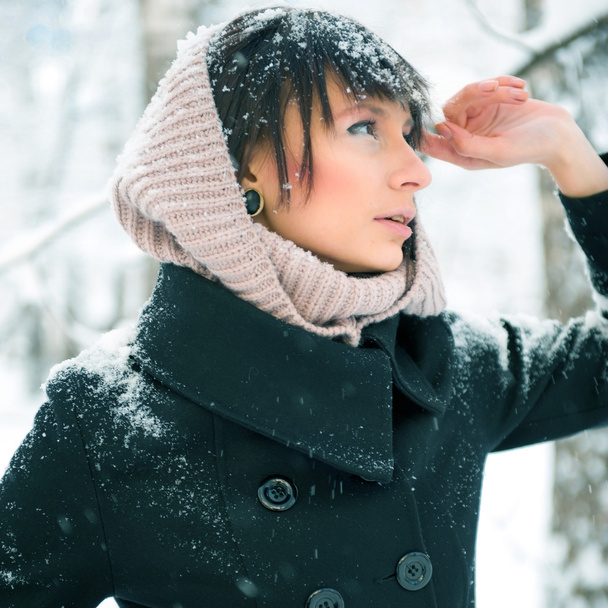 Portrait of young beautiful woman standing alone in winter park - Zdjęcie, obraz