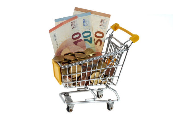 Koncepcja siły nabywczej z wózkiem supermarketowym pełnym euro z bliska na białym tle  - Zdjęcie, obraz