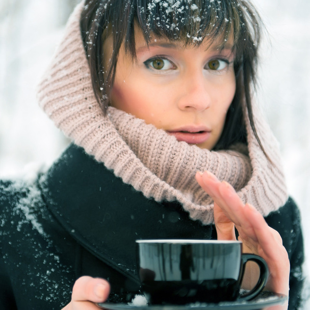Portrait of young beautiful woman standing alone in winter park - Фото, зображення