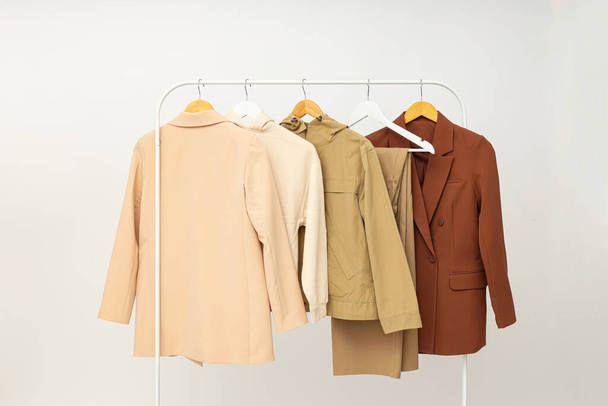 Garderobenständer mit verschiedenen Kleidungsstücken, Konzept der verschiedenen Kleidungsstücke - Foto, Bild
