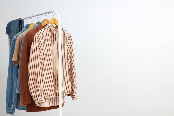 Garderobenständer mit verschiedenen Kleidungsstücken, Konzept der verschiedenen Kleidungsstücke - Foto, Bild