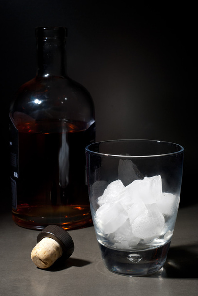 Buz küpleri ve şişe viski - Fotoğraf, Görsel