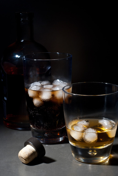 Whisky et cola aux glaçons
 - Photo, image