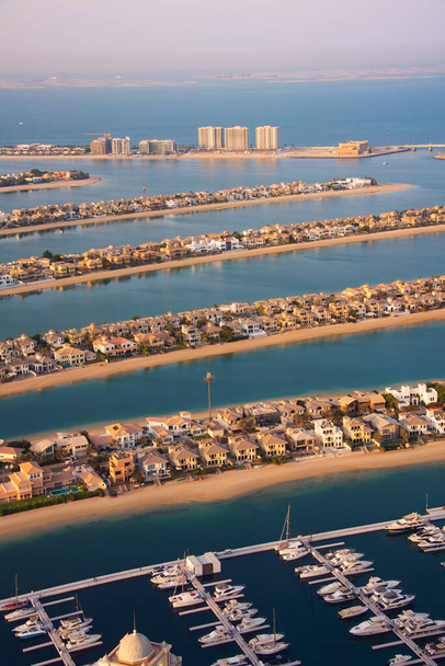 Palm Jumeirah sziget Dubai, modern építészet, strandok és villák - Fotó, kép