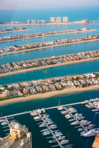Dubai 'deki Palm Jumeirah Adası, günbatımında, modern mimari, plajlar ve villalar - Fotoğraf, Görsel