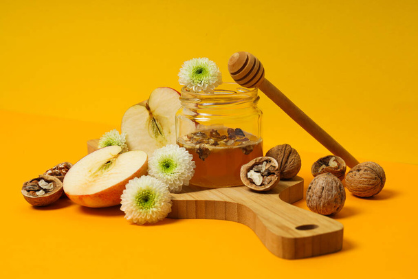 Konzept des schmackhaften und süßen Essens - Honig mit Nüssen - Foto, Bild