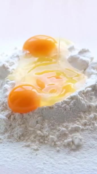 卵は小麦粉に落ちます,スローモーション4K.卵粉小麦粉の調理ショーのための悪いショット1ショット卵の白と卵の黄身は小麦粉に落ち、アイデアの周りに流出高品質のフルHD - 映像、動画