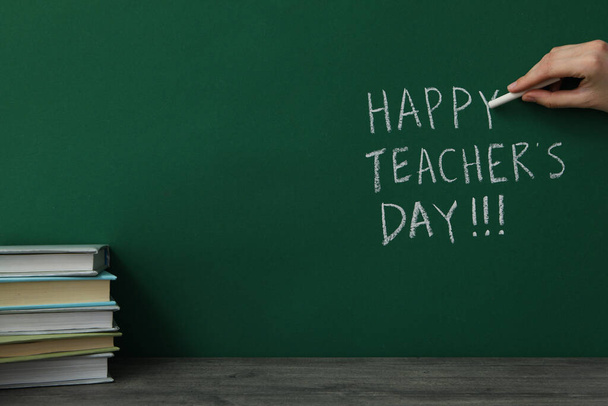 Szczęśliwego Dnia Nauczyciela pozdrowienia, napis na zielonej tablicy - Zdjęcie, obraz