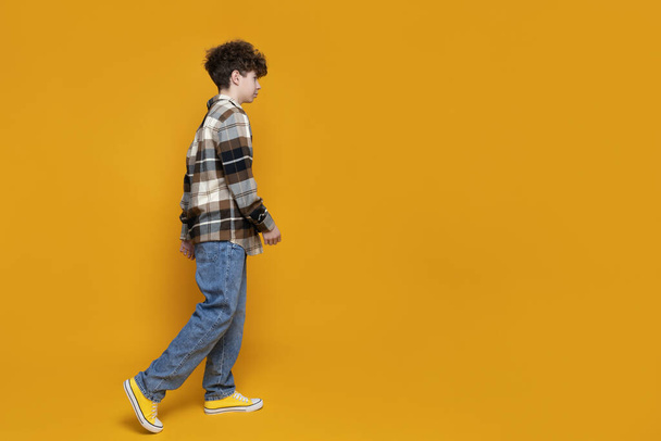 Teenager v košili na žlutém pozadí, místo pro text - Fotografie, Obrázek