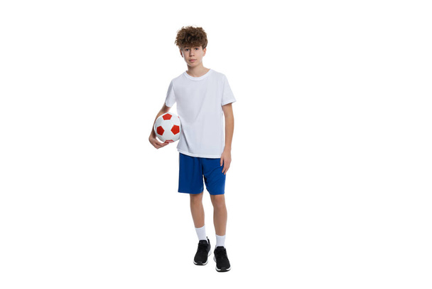 PNG, Un adolescente con un pallone da calcio, isolare su sfondo bianco - Foto, immagini