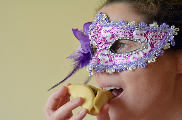 Nő enni Hamantaschen cookie-k - Fotó, kép