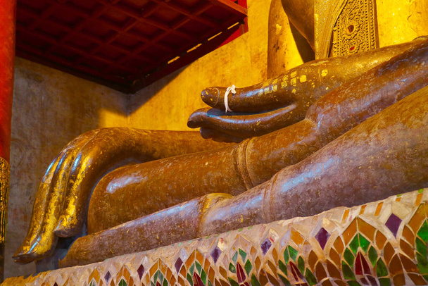 Prajaoluang Srinakonnan 'ın Kısmi Detayları, Wat Phra' daki Büyük Tapınak Salonu 'ndaki Büyük Yaldızlı Buda Görüntüsü Chang Kham Worawihan, Nan Eyaleti, Kuzey Tayland - Fotoğraf, Görsel