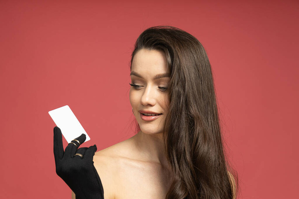 The girl is holding a discount card - Fotoğraf, Görsel