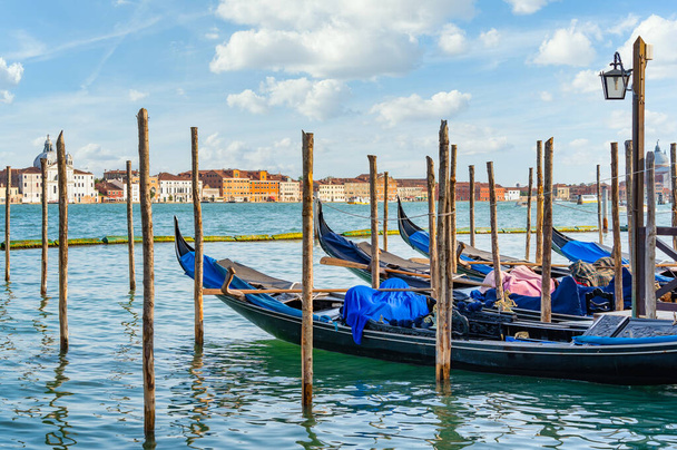 Venedik İtalya 'da Saint Mark Meydanı yakınlarındaki Grand Canal' da demirlemiş gondollarla renkli bir resim.. - Fotoğraf, Görsel