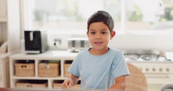 Kindergesicht, Schreiben und glücklich zu Hause in der Online-Schule, Bildung aus der Wohnküche oder die Arbeit an einem Kunstprojekt. Junge mit einem Lächeln, Zeichnen lernen und Entwicklung eines kreativen Kindes. - Filmmaterial, Video