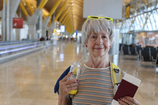 lähikuva muotokuva kypsä nainen passi lentokentällä - Valokuva, kuva