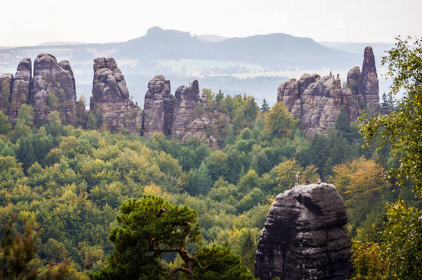 Formaciones rocosas en las montañas de Suiza sajona cerca de Dresde, Alemania - Foto, Imagen