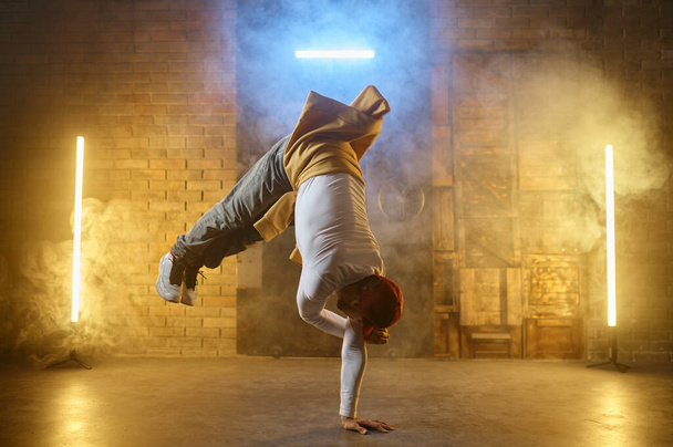 mężczyzna ulica artysta b-boying wykonując breakdance aktywny trening co akrobatyczne stunt handstand - Zdjęcie, obraz
