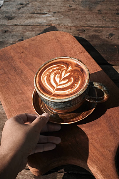 Επιλεκτική εστίαση φλιτζάνι ζεστό καφέ τέχνης latte, εστίαση σε λευκό foa - Φωτογραφία, εικόνα