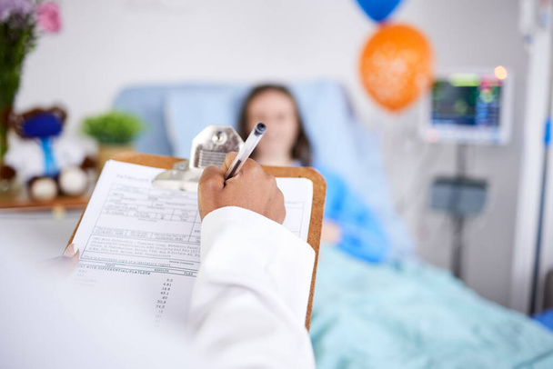 Lekarz, pacjent i pisanie na tablicy w szpitalu z chorą kobietą w łóżku dla raportu. Opieka zdrowotna, personel medyczny i ubezpieczenie wraz z informacjami, pytaniami lub konsultacjami przesiewowymi dla osób. - Zdjęcie, obraz