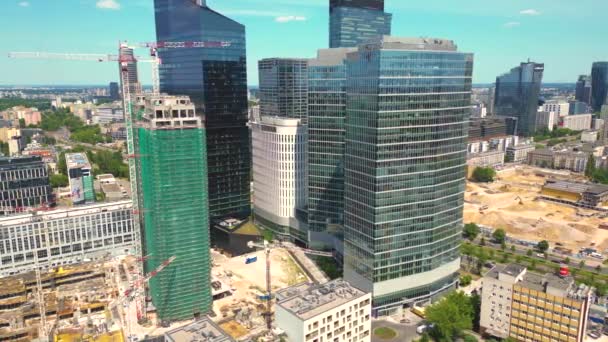Moderne stad hoge wolkenkrabber gebouwen. Zicht vanuit de lucht op het financiële district Warschau Overdag - Video