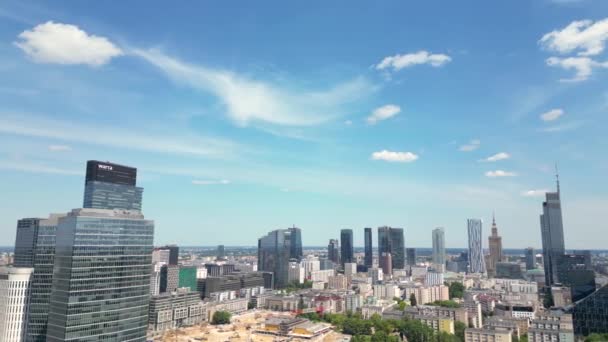 Edificios de rascacielos de gran altura de la ciudad moderna. Vista aérea del dron del Distrito Financiero Varsovia Daytime - Imágenes, Vídeo