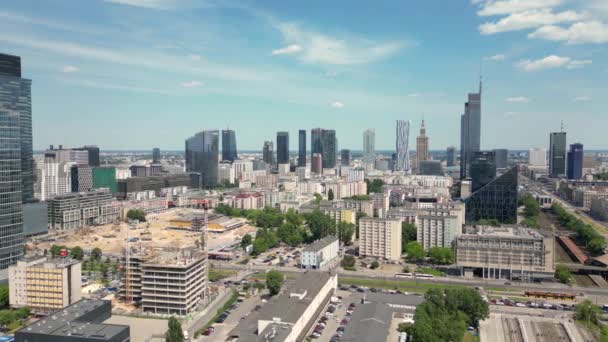 Luchtpanorama van Warschau, Polen over de Vistual rivier en het centrum van de stad in een afstand. Stadsgezicht van wolkenkrabbers in de stad. Ondernemingen - Video