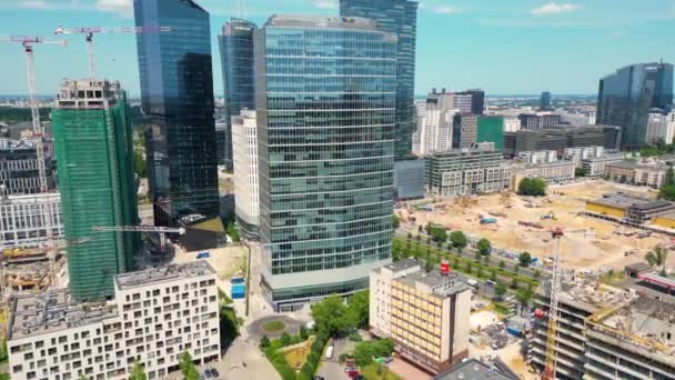 近代的な都市高層ビルの建物。金融地区の空中ドローンビューワルシャワ昼間 - 映像、動画