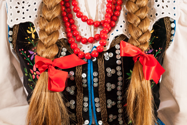 Uzun saçları geleneksel Polonya halk kostüm giyen bir kadınla - Fotoğraf, Görsel