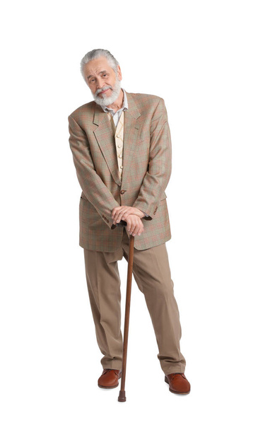 Hombre mayor con bastón sobre fondo blanco - Foto, Imagen