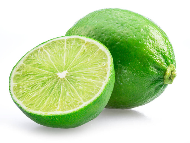 Tranches de citron vert et de fruits à chaux isolées sur fond blanc.  - Photo, image